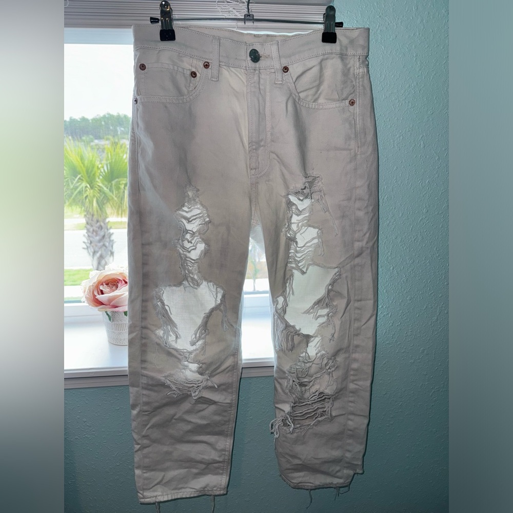 American Eagle Outfitters: 90s Boyfriend Jeans
Color: White
Size: 6 X-Shorts